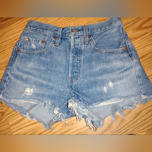 Women's Levis Premium Original Fit, High-rise 501 Cutoff Jean Shorts 24" waist - Picture 4 of 7